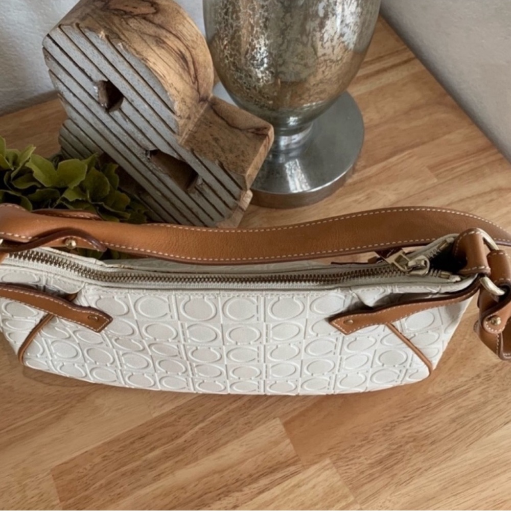 Salvatore Ferragamo Off White/Brown Gancini
Embossed Leather Shoulder Bag - Picture 5 of 15